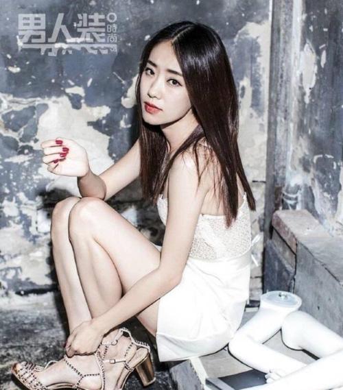 原创首位妈系女艺人!粉丝喊妈被张小斐答应,男人装写真纯欲又魅惑