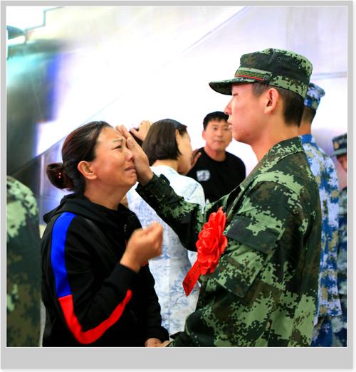 【原创摄影】妈妈送儿去当兵(之一)