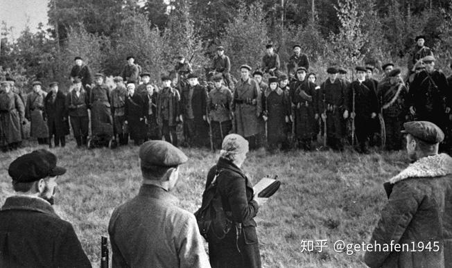 1941年,普斯科夫地区被动员的苏联游击队在宣誓