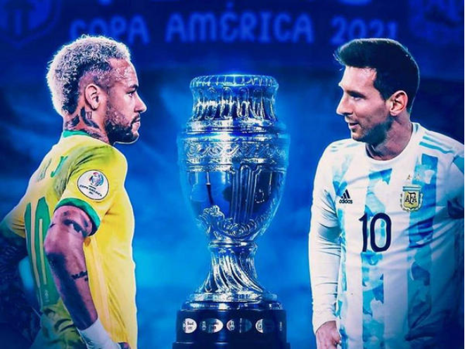 梅西以队长身份举起美洲杯冠军奖杯 个人收获最佳球员和最佳射手