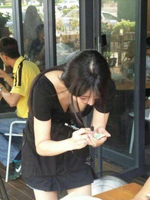 这家餐厅服务生特敬业,弯腰露出深沟,网友暴动「这样点餐会点很久啦