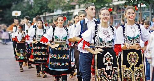 塞尔维亚气候宜人  温度适中,夏季温度在12°c～24°c  不冷不热  穿