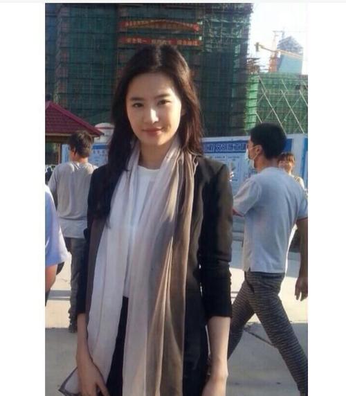 看看刘亦菲刚出道时候的照片再看看现在的照片果然是明艳动人