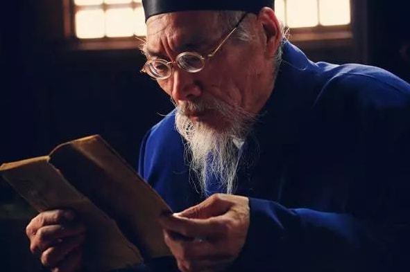 颜色淡红干燥是胃部津液不足,通常会口干唇裂,大便干燥;颜色过红是
