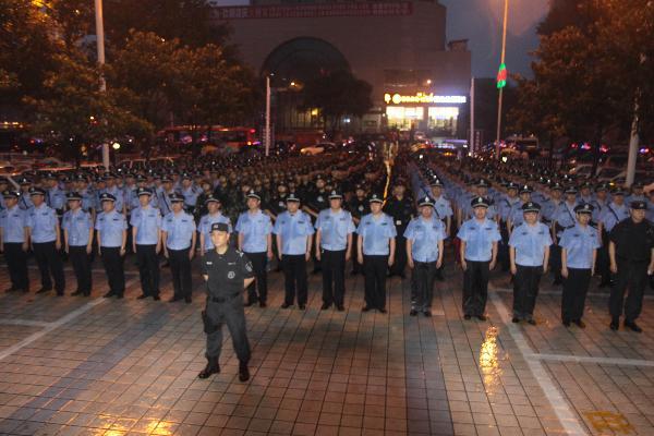 洛阳市公安局隆重举行反暴恐保稳定夏季武装巡逻启动仪式