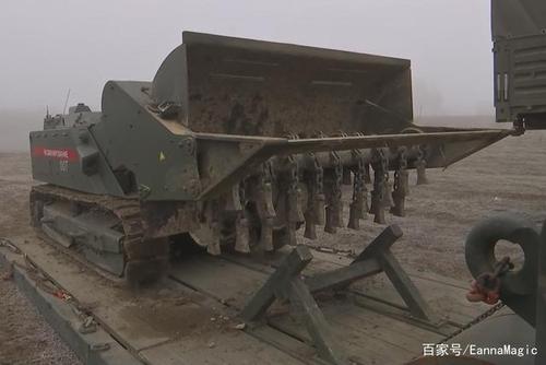 女兵-军用工程车-士兵-装甲车