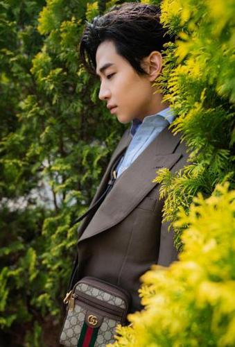 简介:刘宪华深色西装复古写真图片,分享一组刘宪华图片给大家,图中的