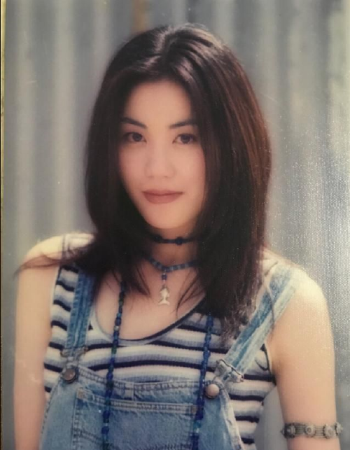 李嫣留学后越来越不羁13岁穿露肩裙出街却意外美成翻版王菲