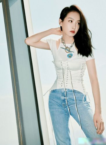 宋茜穿格纹裙出镜一字肩秀优美天鹅颈身材火辣贼撩人