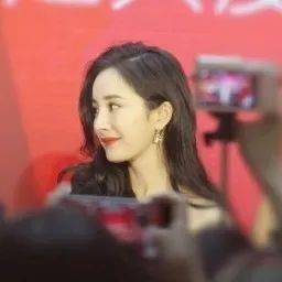 杨幂骨相也不如ab,杨幂是个隐藏的大扁头,颅顶和额头相对来说也一般