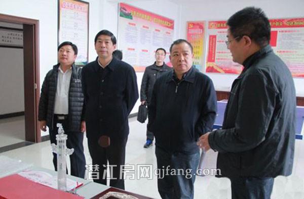 右(二)胡和平,左(二)陈洪思视察张金镇张金村"两个文明"建设情况