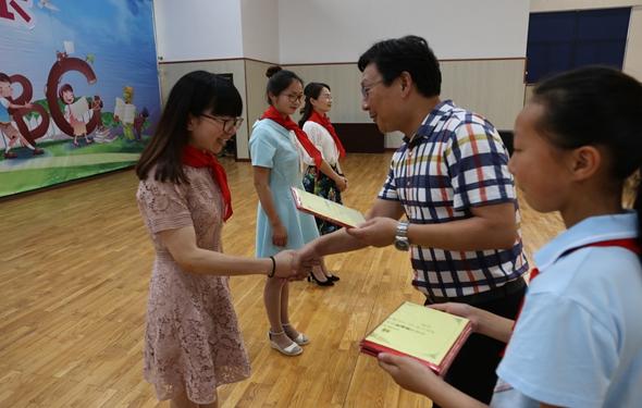 举行一年级新生入队仪式 - 萧山区夹灶小学