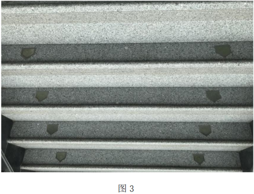 长,较陡,出于安全考虑这些楼梯没有使用光面表面,并在表面开防滑槽