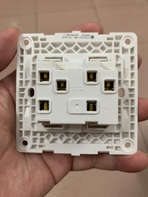 公牛开关16ax怎样接线,一黑二红线