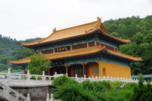 西隐禅寺大雄宝殿的东面是:大悲殿,供奉观音菩萨