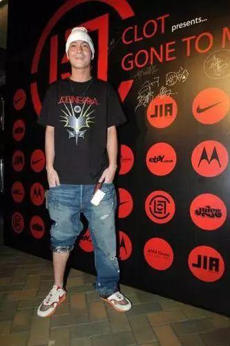 clot品牌历史 2003年,在娱乐圈如鱼得水的陈冠希创办了潮牌clot.