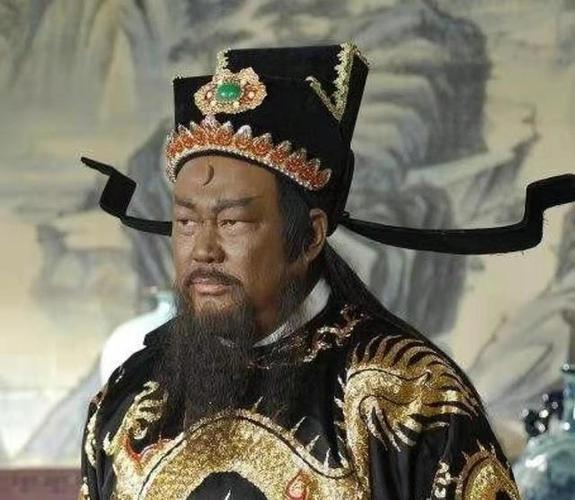 我们现在所熟知的包拯的长相就是铁面无私一脸黑相,并且头顶上有一轮