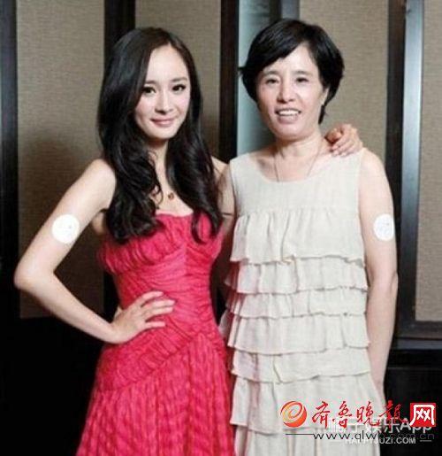 娱乐   杨幂的脸型像妈妈,五官像爸爸,妈妈当初为了陪小杨幂拍戏把