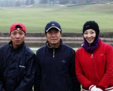 离婚后王奎荣遇到了二婚妻子饶芯语,饶芯语是一位演员,长的非常漂亮比