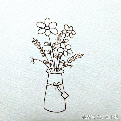 多种植物配在一起插在花盆里会更悦目哦