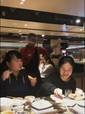海底捞拉面大型事故现场……   妹子:是谁遮住了我的双眼?