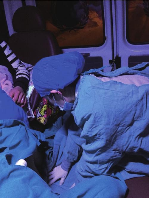 风雪交加夜医护人员在救护车上跪地接生