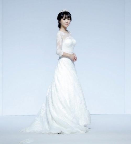 杨紫身穿婚纱女人味十足