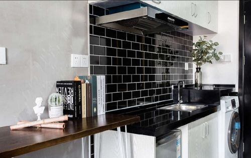黑色的台面搭配黑色的面包砖 不一样的延伸视角 搭配白色的橱柜 保持