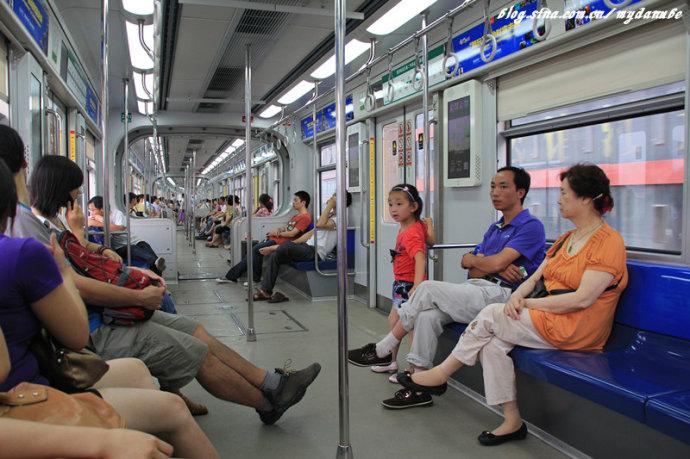 感觉轻轨车厢比上海的要宽一点