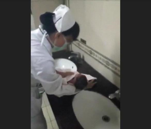 天津某医院一未婚女子把孩子生在了厕所马桶里, 幸被护士及时救下