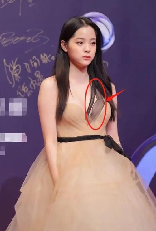 欧阳娜娜活动生图被扒身材丰满却很显壮确定是20岁该有的身材