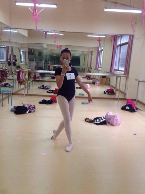 我10岁 上舞蹈课芭蕾要不要穿内裤 有的同学也不穿的