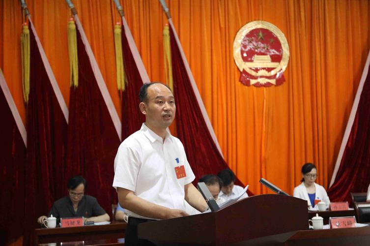 区十七届人大四次会议开幕景雪峰作政府工作报告