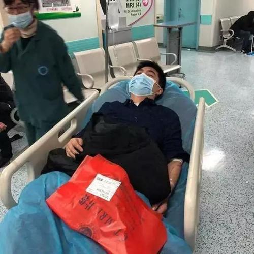 图为生病住院的谭正华