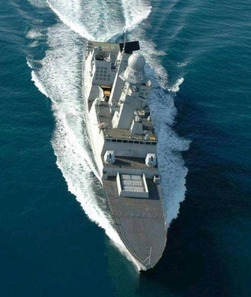 航行中的地平线级驱逐舰