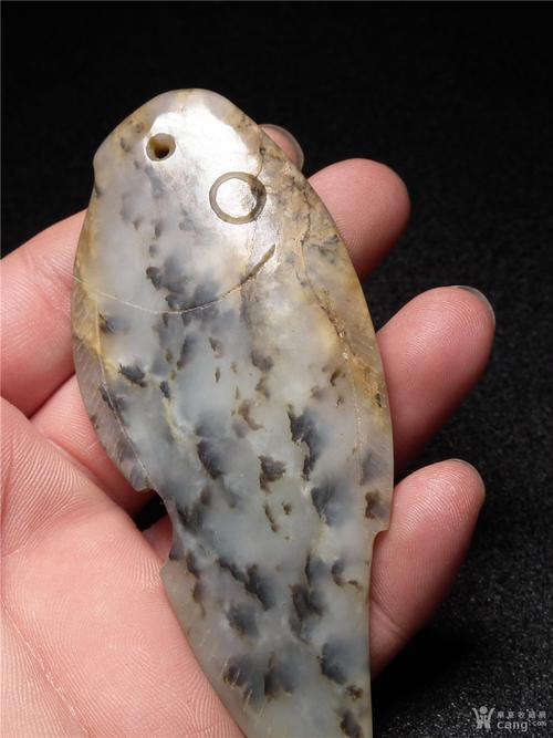 和田玉带黑沁双面工玉鱼佩