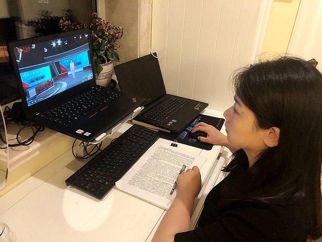 吉林大学马克思主义学院副教授郝玲玲观看直播.受访者供图