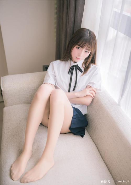 肉色丝袜与水手服很搭配的小姐姐