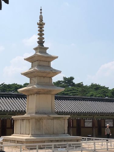 这是释迦塔,是韩国最具代表性的塔建筑.释迦塔因无影而得名"无影塔".
