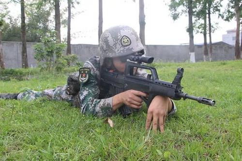 姿势比较,射手更加贴近地面,从而减少暴露面积,也可以使据枪动作更