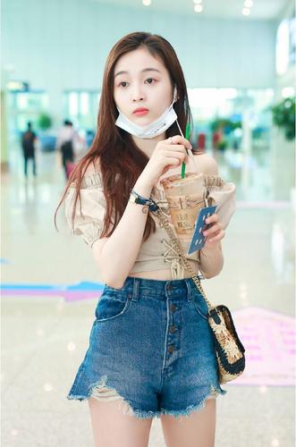 吴宣仪太美了!一字露肩装配短裤秀雪白长腿,坐下后时间都静止了