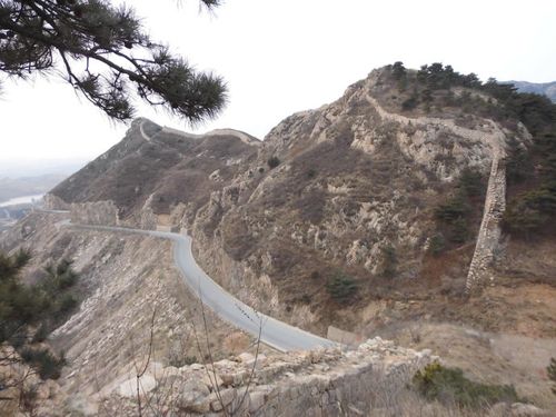 长城由三道关继续向北,翻过一座高山即为滥石关,到长寿山的一条新修