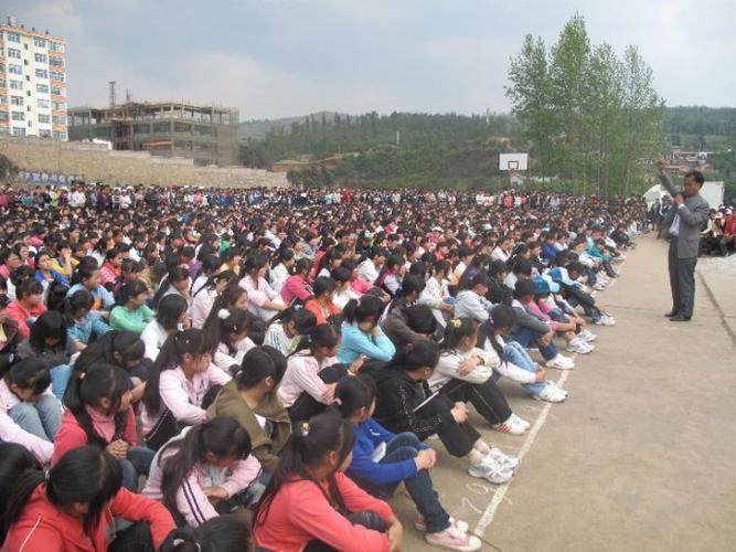 4月20日郑小四,李新平在富源竹园中学演讲