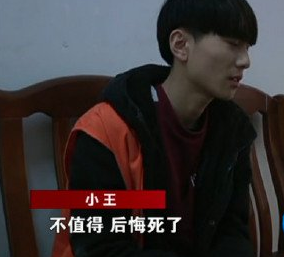 这不,17岁的快手网红王乐乐最近还真是"别出一格",在面对粉丝们的骚扰