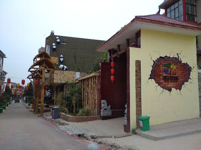 洛阳乃至豫西地区,民俗文化主题村落(小镇)沟域经济的发展,仍然以仿古