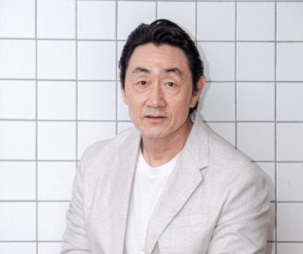 许俊浩全体演员大多数时候会在赵寅成的房间里讨论电影,有时候也会在