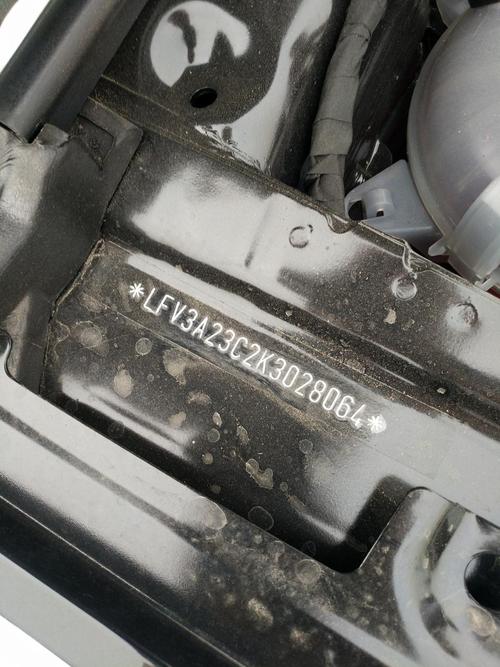 前几天我刚定的迈腾330,去验车拍了车架号和前挡风玻璃上号码,轮胎