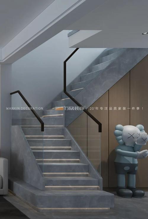 楼梯踏步采用灰色石材搭配网红灯带,传递温馨感受. 职位:副总设计师