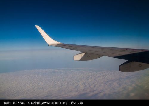 高空飞行的飞机尾翼