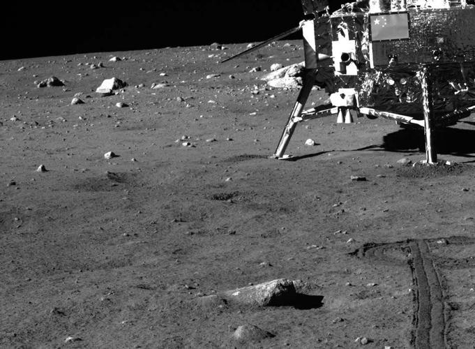 玉兔号月球车全景相机拍摄的"嫦娥-3号"着陆器.